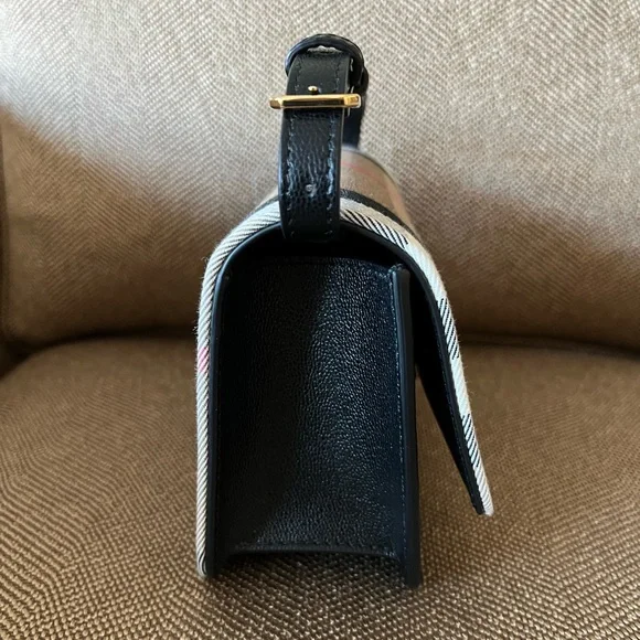 Burberry purse - Picture 11 of 16